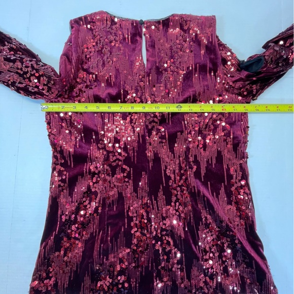 NWT Alexia Admor Sequin Velvet Cold Shoulder Top V-Neck Burgundy Sz M - Picture 11 of 16